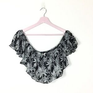 Tropical crop top Off shoulder black white Small vacation beach‎ resort